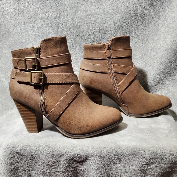 Forever Camila-69 NWOT Faux Leather Buckle and Strap Booties Tan Size 10 - Picture 4 of 12